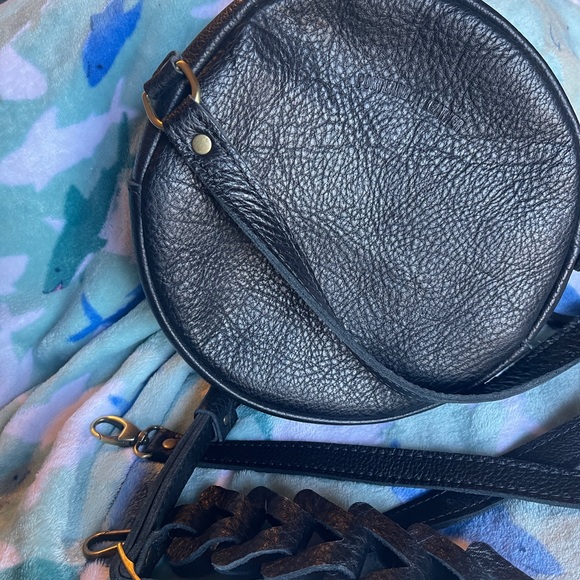 Zaha Large Circle Crossbody - Picture 3 of 4